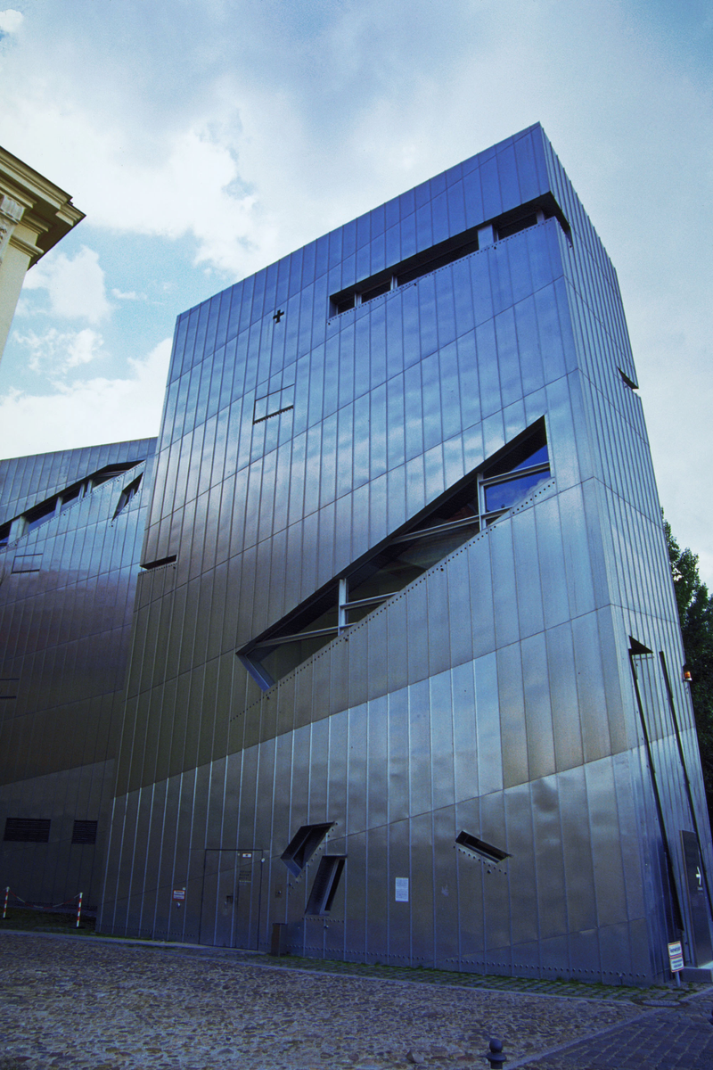 Illustration for article titled Buildings That Look Like Famous Spaceships: A Gallery